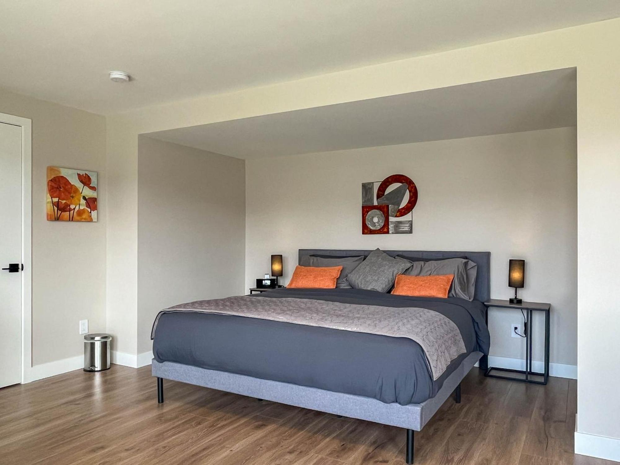 Kelowfornia Lakeview Retreat Kelowna Bagian luar foto