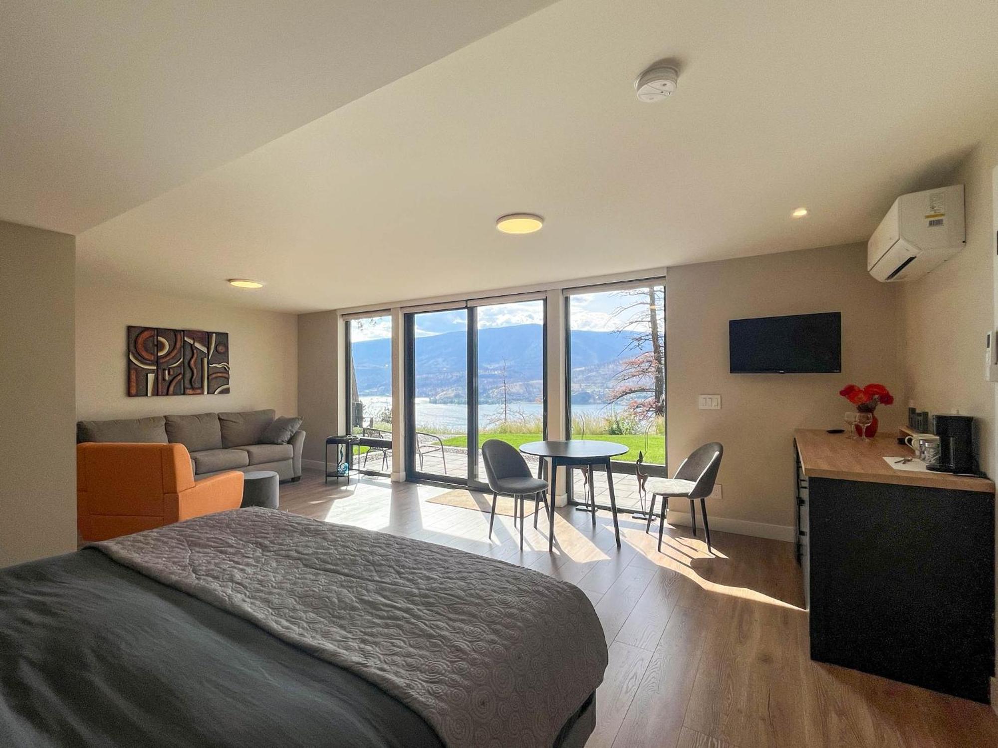 Kelowfornia Lakeview Retreat Kelowna Bagian luar foto