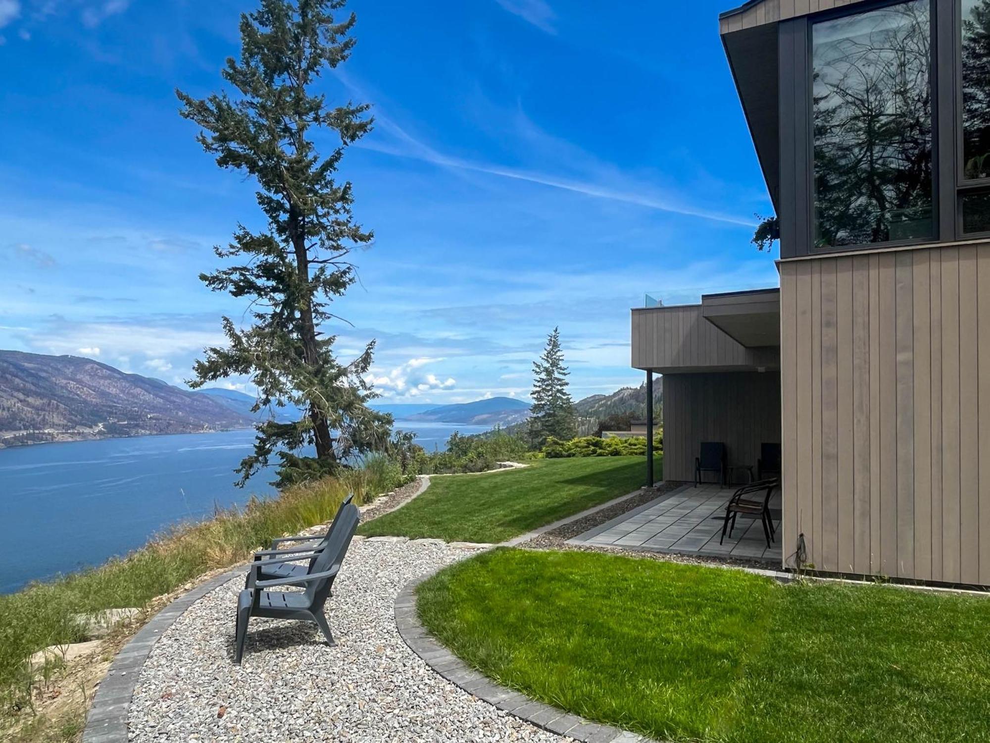 Kelowfornia Lakeview Retreat Kelowna Bagian luar foto