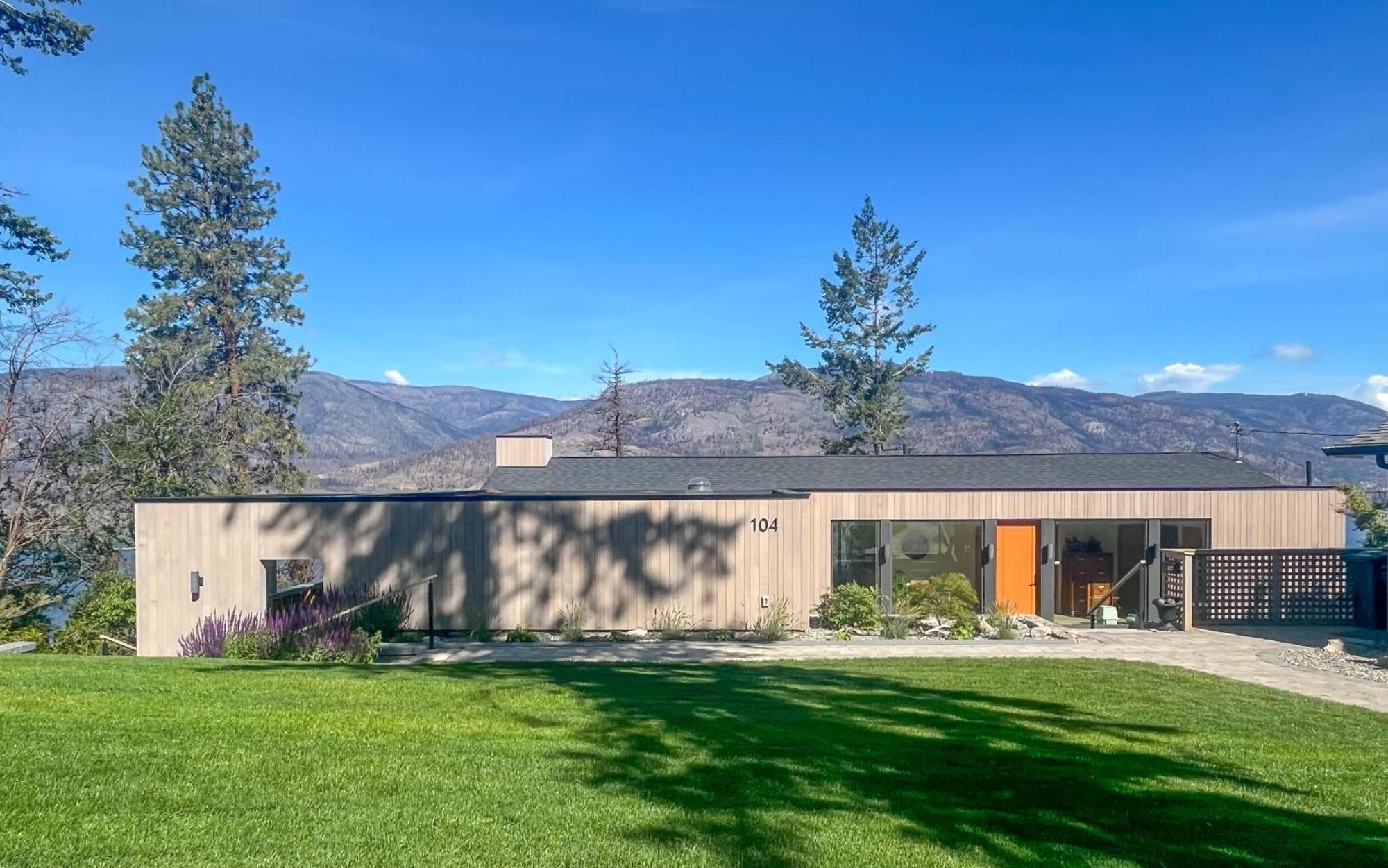 Kelowfornia Lakeview Retreat Kelowna Bagian luar foto