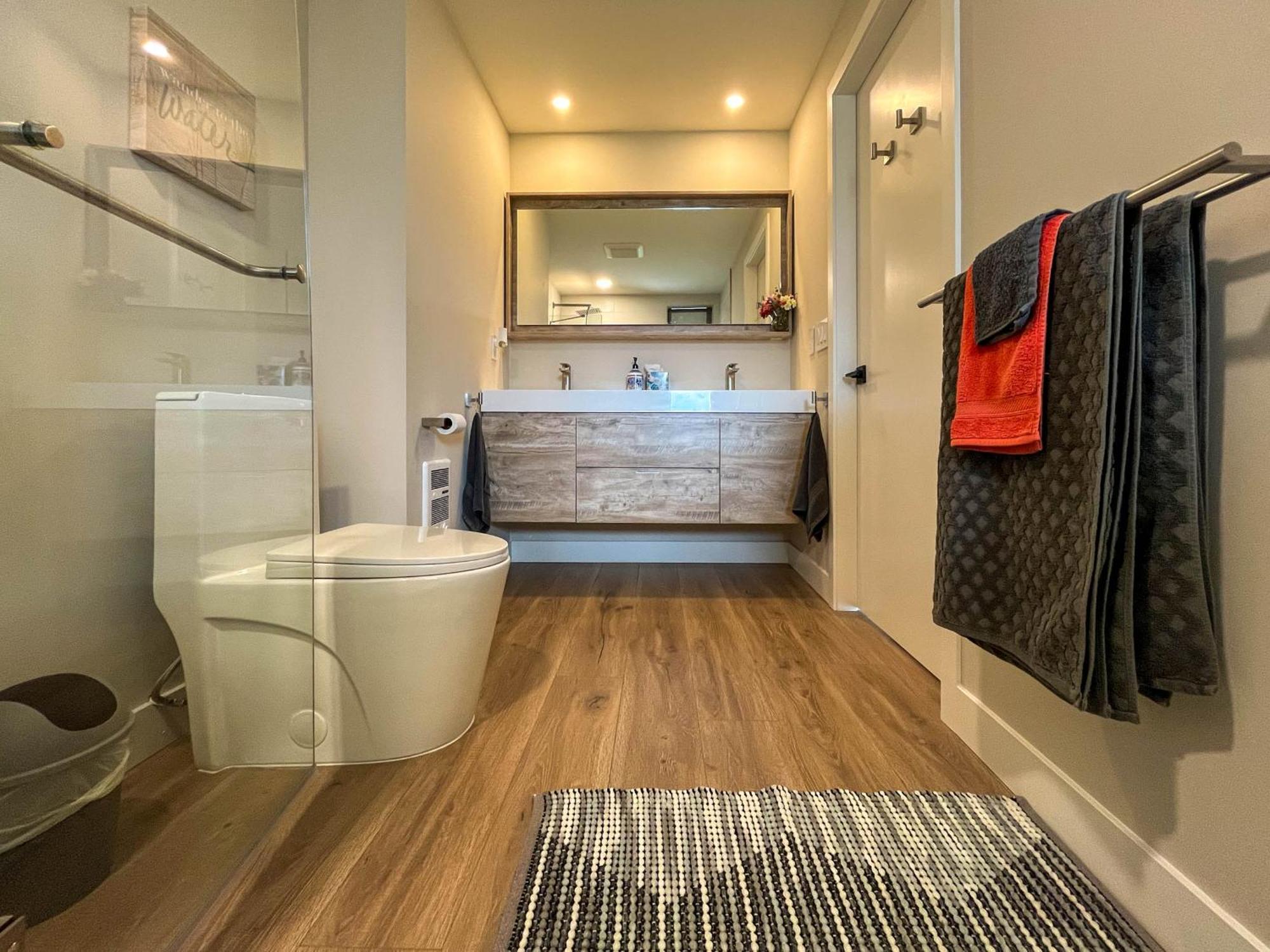 Kelowfornia Lakeview Retreat Kelowna Bagian luar foto
