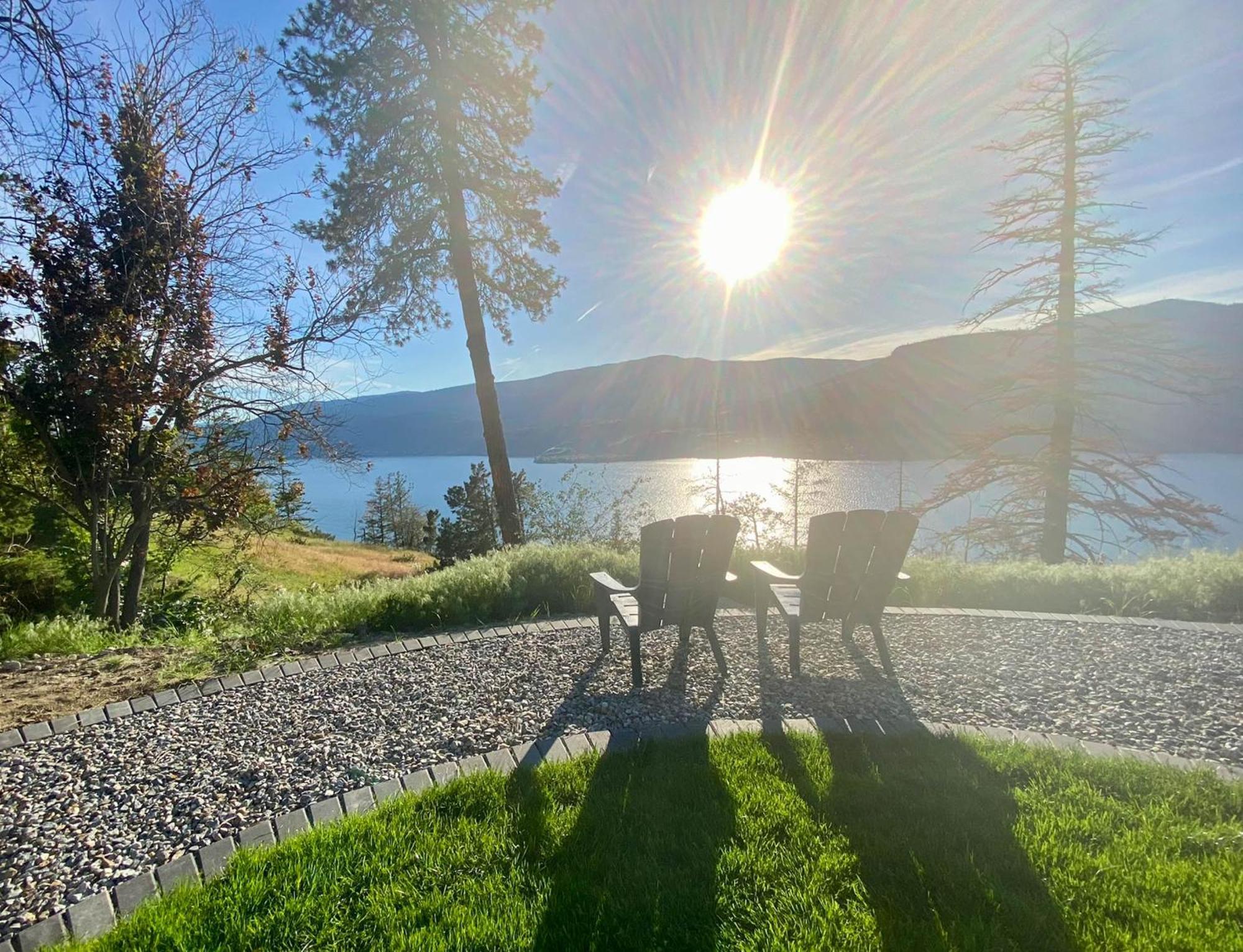 Kelowfornia Lakeview Retreat Kelowna Bagian luar foto
