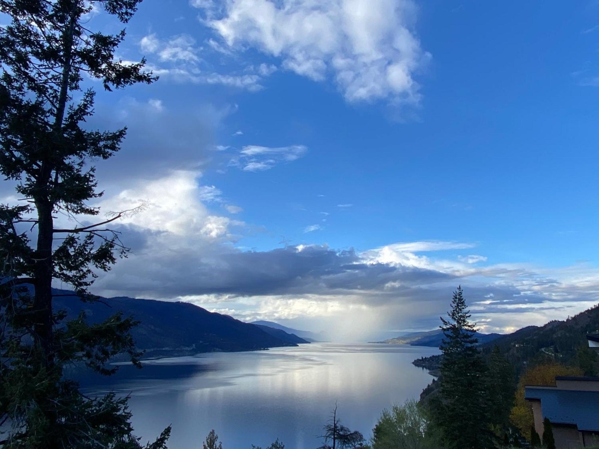 Kelowfornia Lakeview Retreat Kelowna Bagian luar foto