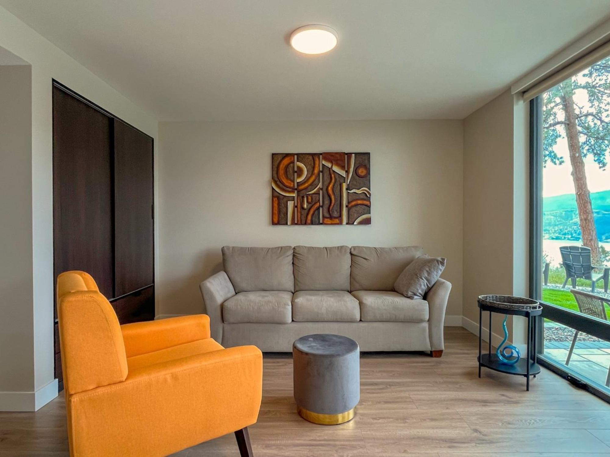 Kelowfornia Lakeview Retreat Kelowna Bagian luar foto