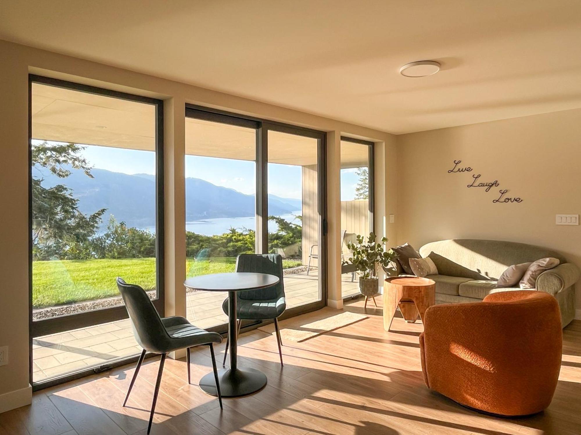 Kelowfornia Lakeview Retreat Kelowna Bagian luar foto