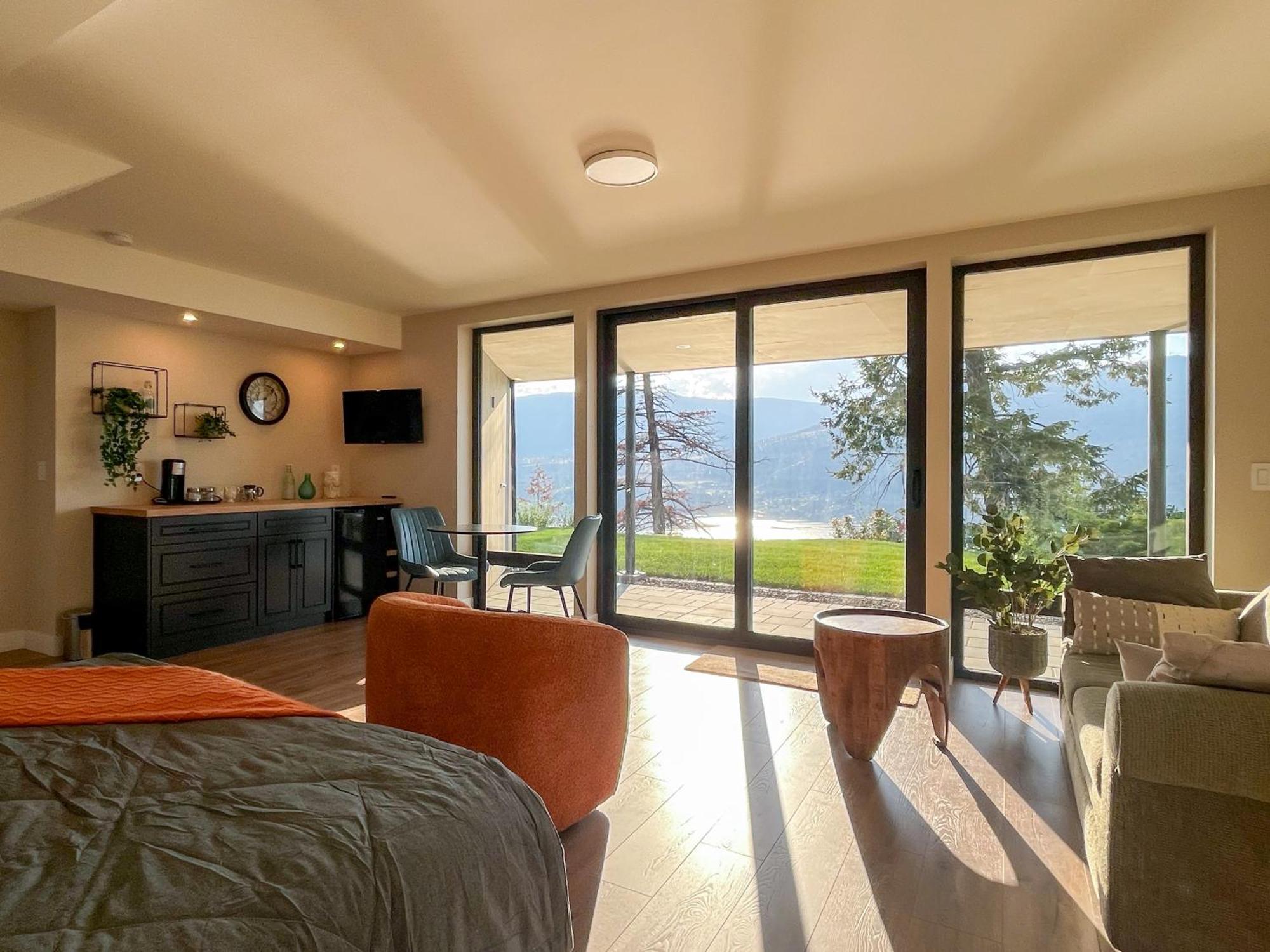 Kelowfornia Lakeview Retreat Kelowna Ruang foto