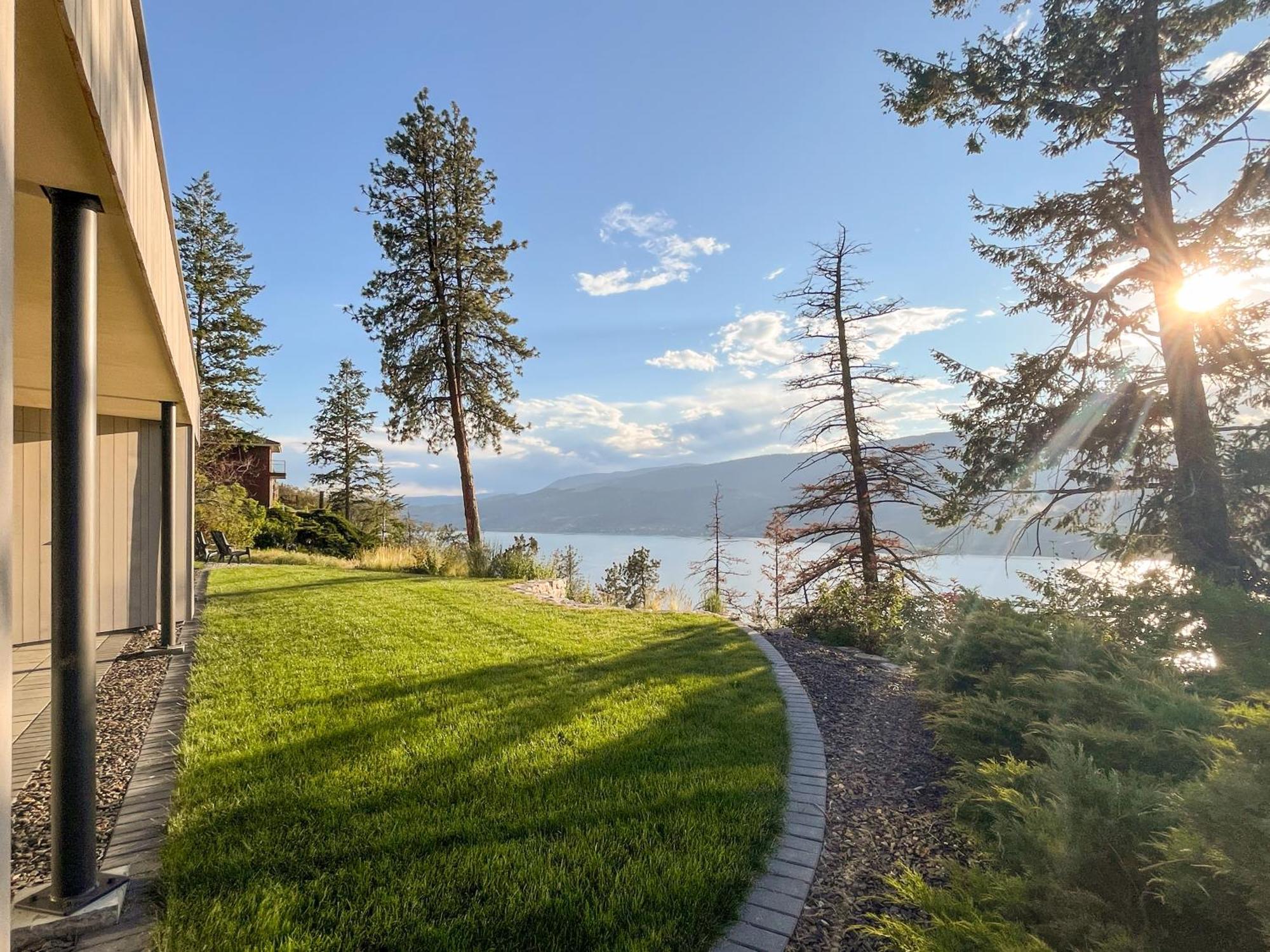 Kelowfornia Lakeview Retreat Kelowna Bagian luar foto