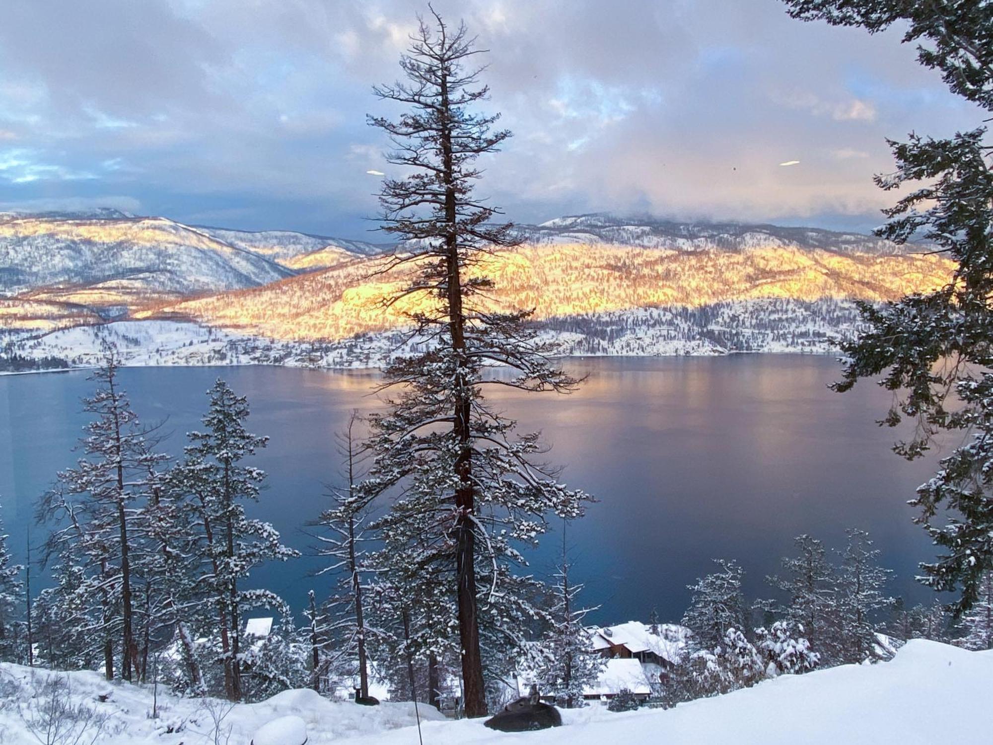 Kelowfornia Lakeview Retreat Kelowna Bagian luar foto
