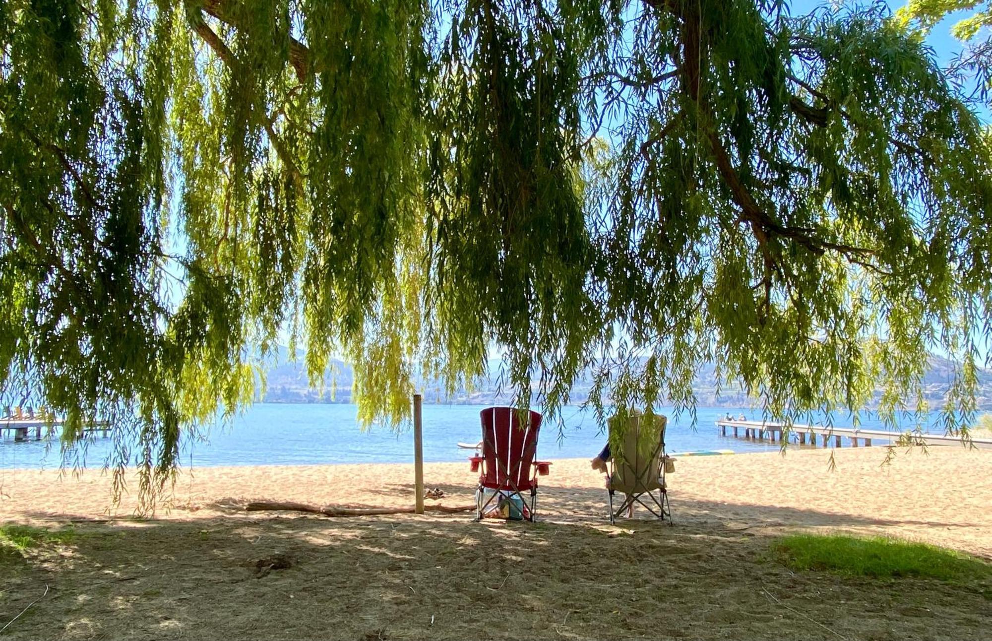 Kelowfornia Lakeview Retreat Kelowna Bagian luar foto