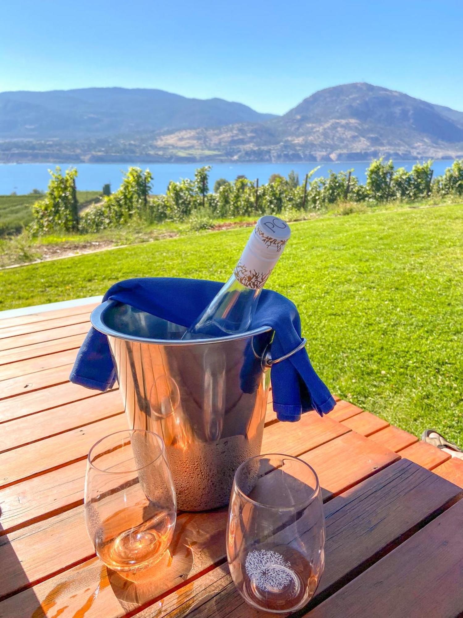 Kelowfornia Lakeview Retreat Kelowna Bagian luar foto