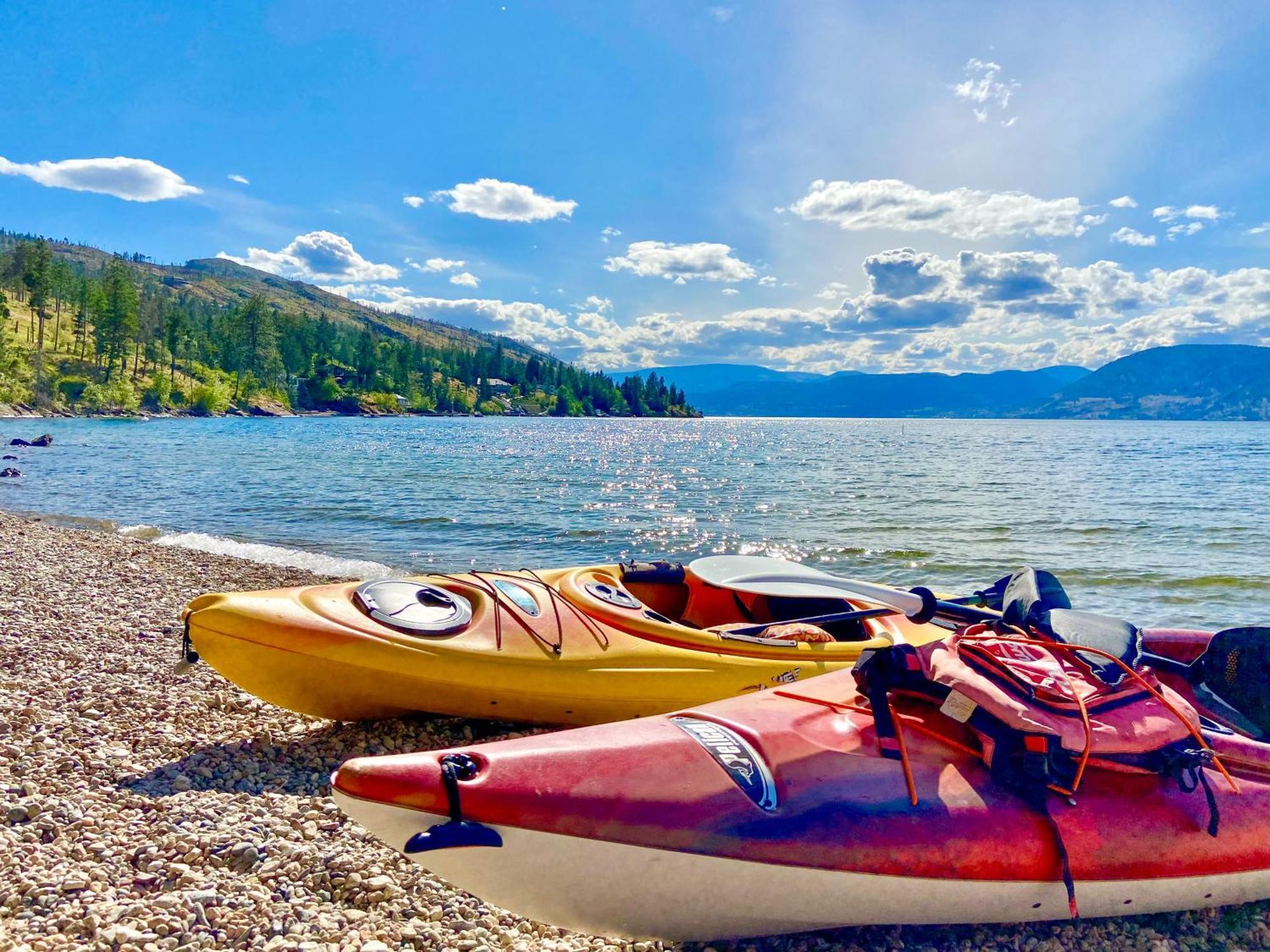Kelowfornia Lakeview Retreat Kelowna Bagian luar foto